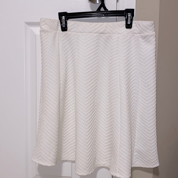 Charlotte Russe White Chevron Skirt 🤍 - Picture 2 of 3